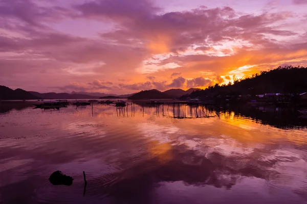 Güzel, pembe turuncu gökyüzü cennet Coron Adası üzerinde günbatımında yansıması ile bir ada üzerinde Telifsiz Stok Imajlar