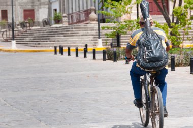 Adam gitar backback ve şapka Bisiklet Bisiklet Granada sokakta