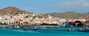 Dağ arka plan, Cape Verde ile mavi okyanus sahilinde küçük kasaba önünde tekneler