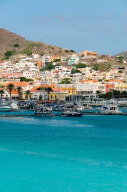 Dağ arka plan, Cape Verde ile mavi okyanus sahilinde küçük kasaba önünde tekneler