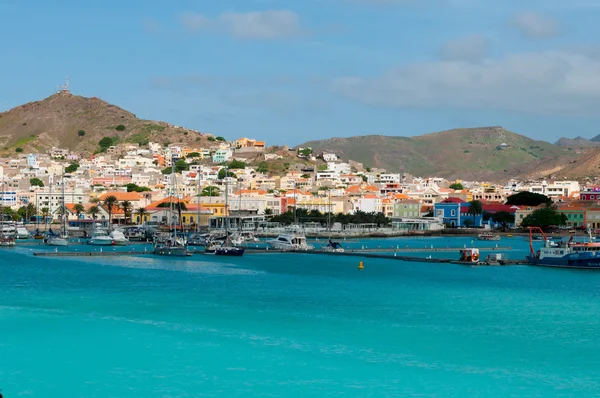 Dağ arka plan, Cape Verde ile mavi okyanus sahilinde küçük kasaba önünde tekneler — Stok fotoğraf