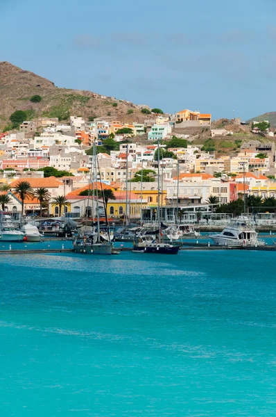 Barcos em frente a pequena cidade na costa azul do oceano com fundo de montanha, Cabo Verde — Fotografia de Stock