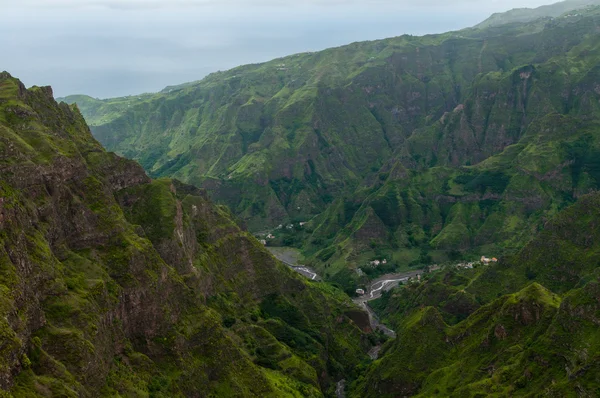 Valle verde empinado en lo alto de la montaña de la isla del cabo verde —  Fotos de Stock