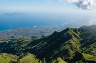 Mavi okyanusun kıyısında cape verde Adası'na giden dik Yeşil Vadi bakış açısı