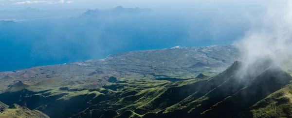 Point de vue de vallée verdoyant raide menant à la côte bleue de l'océan du Cap-Vert île — Photo