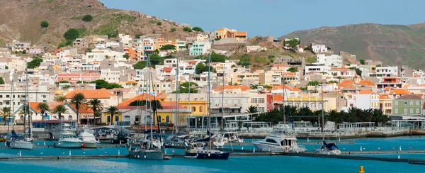 Dağ arka plan, Cape Verde ile mavi okyanus sahilinde küçük kasaba önünde tekneler — Stok fotoğraf