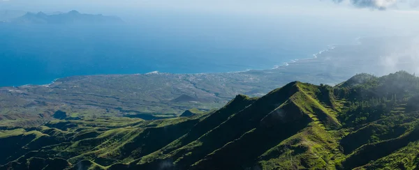 Point de vue de vallée verdoyant raide menant à la côte bleue de l'océan du Cap-Vert île — Photo