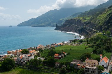 cape verde Adası'nın sert kayalık plaj sahil şeridi, küçük kasaba