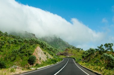 Asfalt yol yeşil dağ bulut ile cape verde Adası'nda lider.