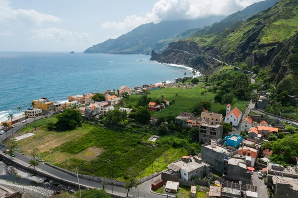 Liten stad på grov klippstrand kusten i grön Kap verde ön — Stockfoto