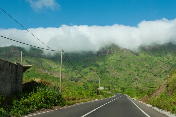 Route asphaltée menant en montagne verte avec nuage sur l'île du Cap Vert — Photo