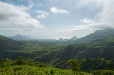 Yeşil Vadi dağ tepe sis ve sis bulutu cape verde Adası ile