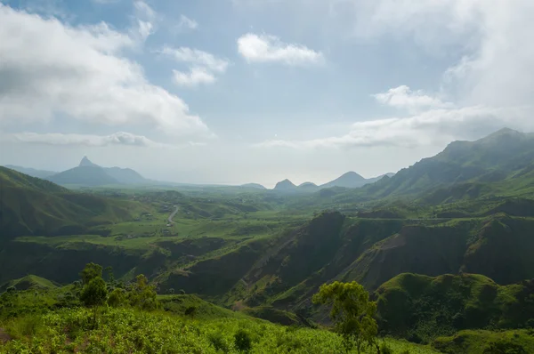 Zelené údolí horské kopce oblačnosti, mlha a mlha na ostrově cape verde — Stock fotografie