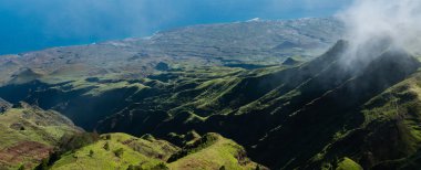 Mavi okyanusun kıyısında cape verde Adası'na giden dik Yeşil Vadi bakış açısı