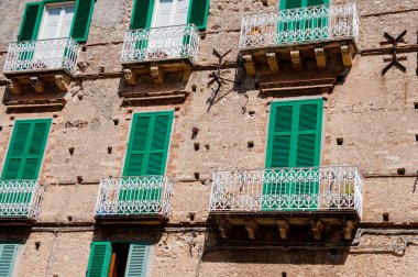 İtalyan taş ev açık yeşil perde blinds ve balkonlu Tropea içinde