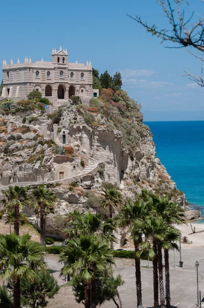 Igreja no topo da colina de rocha na costa da praia de areia em Tropea — Fotografia de Stock