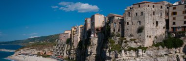 İtalyan sahil Tropea üzerinde deniz cliff üzerinde önü evler