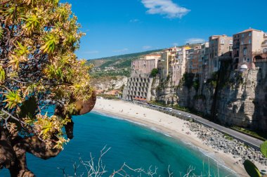 İtalyan sahil Tropea üzerinde deniz cliff üzerinde önü evler