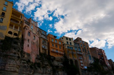 Tropea sahil cliff üzerinde oturan bulut ile mavi gökyüzü altında renkli evleri
