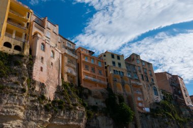 Tropea sahil cliff üzerinde oturan bulut ile mavi gökyüzü altında renkli evleri