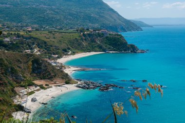 Güzel sahil, mavi Akdeniz önü calabria üzerinde göster