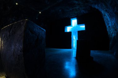 Mezar taşı ve çapraz tuz Katedrali Zipaquira mavi ışık ile