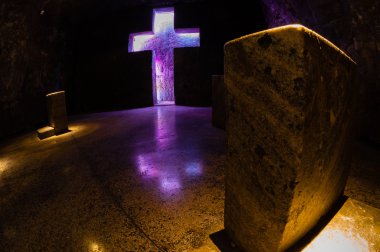 Mezar taşı ve çapraz tuz Katedrali Zipaquira mor ışıkla