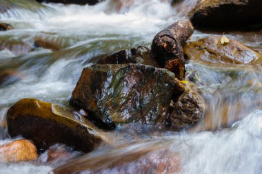 Kayalar ile hareket etrafında akan su closeup bulanıklık