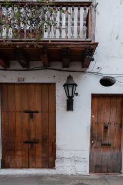 Cartagena bir beyaz sömürge ev açık kahverengi ahşap kapı