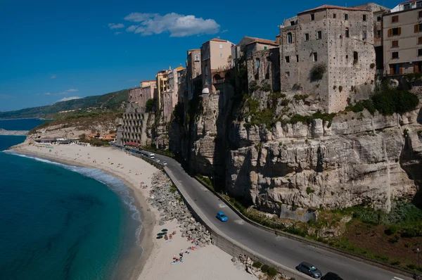 Italian houses fronting the sea on cliff over coast of Tropea — Stock Photo, Image