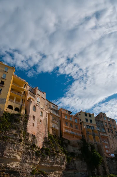 Färgglada hus under blå himmel med moln som sitter på klippan i Tropea kusten — Stockfoto