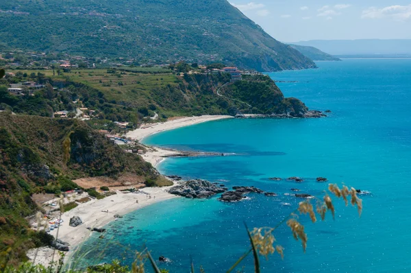 Vista sobre la hermosa costa de calabria frente al azul del mar Mediterráneo — Foto de Stock