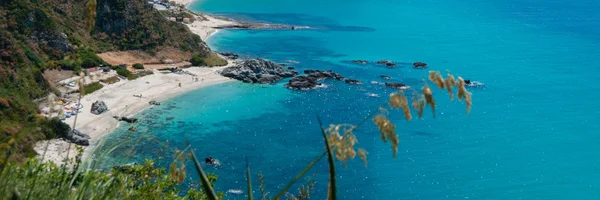 Vista sobre la hermosa playa de arena costa de calabria con el mar azul mediterráneo — Foto de Stock