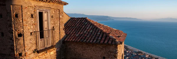 Gamla italienska stenhus över liten stad vid havet — Stockfoto