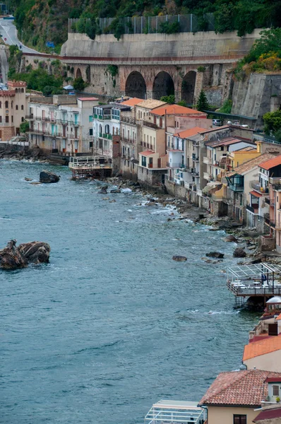 Fila de antigas casas italianas em frente ao oceano na cidade Scilla — Fotografia de Stock