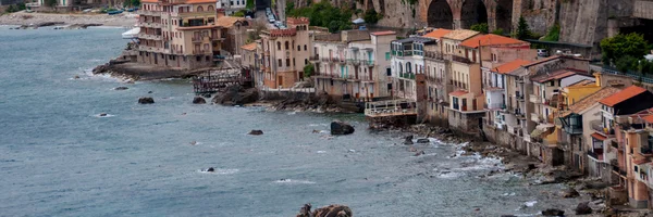 Rij van oude Italiaanse huizen tegenover de Oceaan in de stad Scilla — Stockfoto