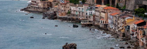 Fila de antiguas casas italianas frente al océano en la ciudad Scilla — Foto de Stock