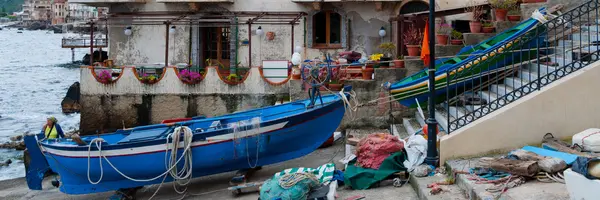 Dois barcos azuis e verdes sentados em terra na pequena cidade italiana Scilla — Fotografia de Stock