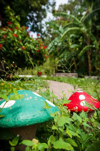 Due funghi di pietra nell'erba verde di un giardino — Foto Stock