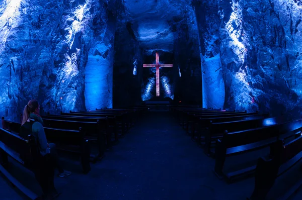 Büyük bir haç ve banklar mavi ışık ile tuz katedral Zipaquira ana Oda yeraltı