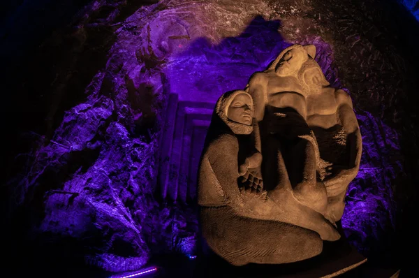 Jesús Piedra escultura frontal de luz púrpura en la catedral subterránea de sal Zipaquira — Foto de Stock