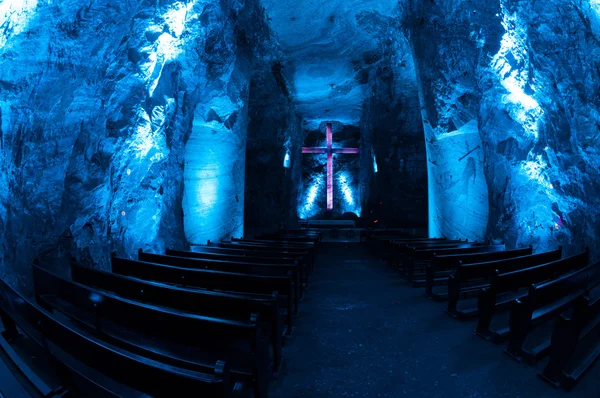 Büyük bir haç ve banklar mavi ışık ile tuz katedral Zipaquira ana Oda yeraltı