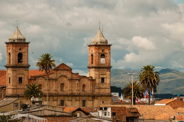 Παλιά αποικιακή πέτρινη εκκλησία με στέγες και φοίνικα κοντά σε Μπογκοτά — Φωτογραφία Αρχείου