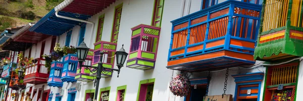 Färgglada hus fram med balkong i Salento — Stockfoto
