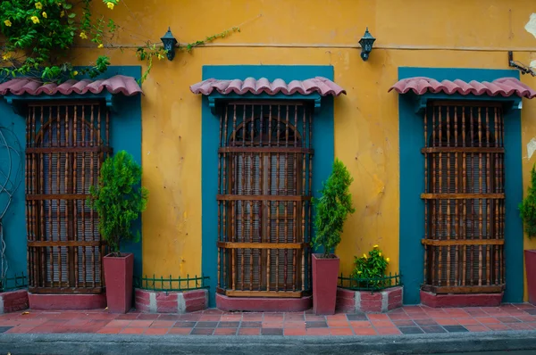 Frente a casa colonial amarilla con tres puertas —  Fotos de Stock