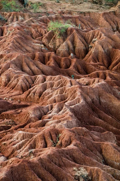 Formación de roca arenisca roja grande en desierto seco caliente de Tatacoa, Huila — Foto de Stock