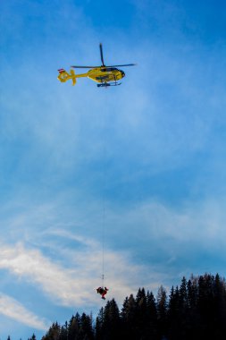 Dağlar, Alpen, Avusturya, 2016.01.09'de helikopter kurtarma.