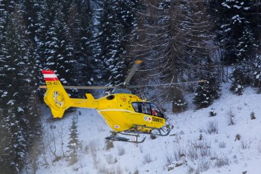 Dağlar, Alpen, Avusturya, 2016.01.09'de helikopter kurtarma.