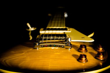 elektro gitar siyah bir arka plan üzerinde izole