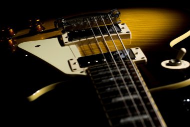elektro gitar siyah bir arka plan üzerinde izole